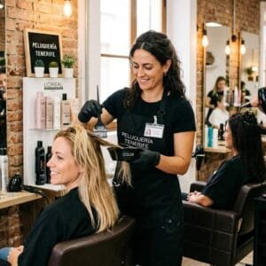 peluqueria-tenerife-estilistas-trabajando Imagen profesional de una peluquería en Tenerife