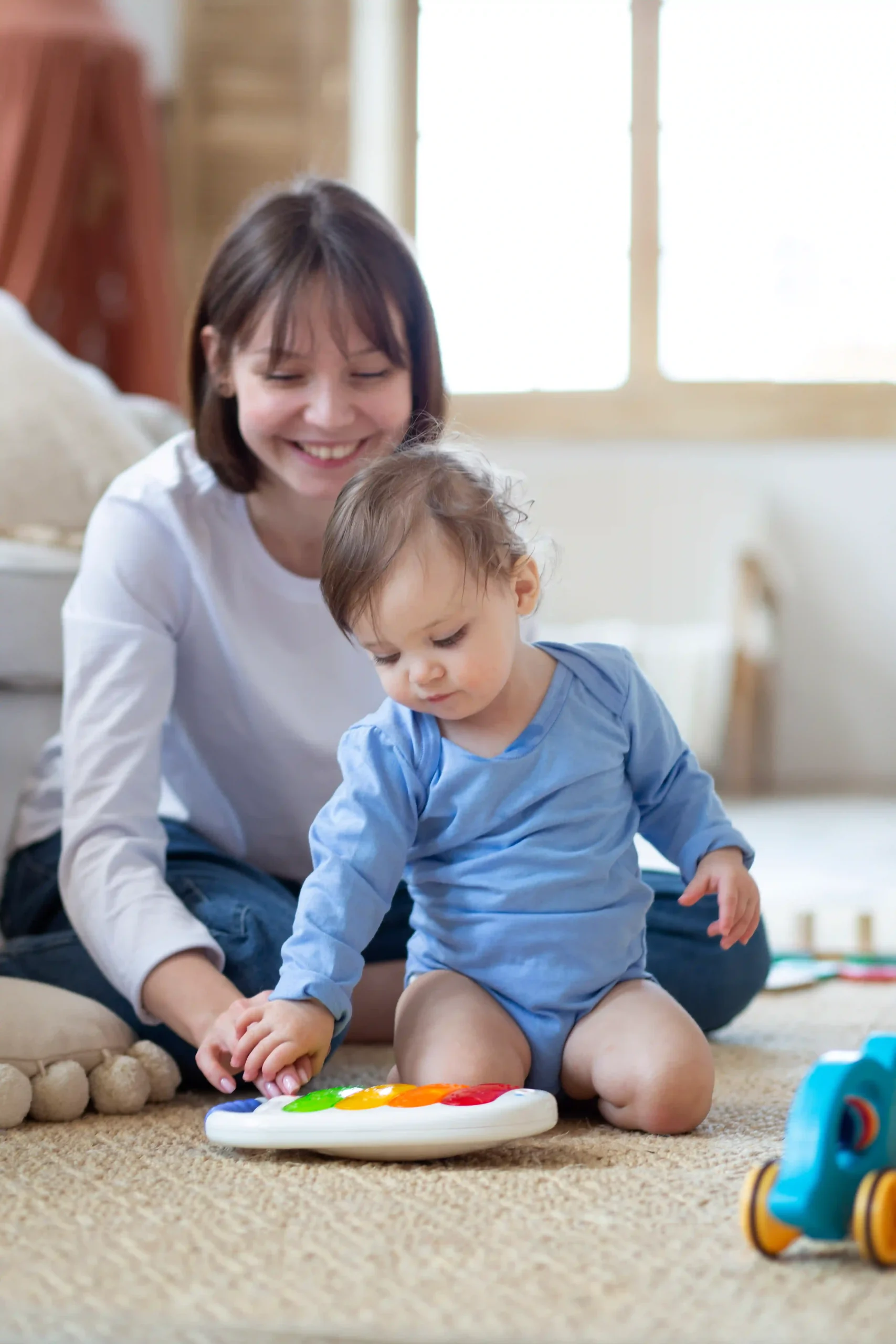 cuidadora infantil babysitter profesional tenerife scaled | CV Profesional Tenerife™ Cuidadora infantil profesional jugando y acompañando a un niño en Tenerife