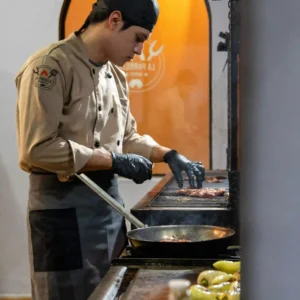 Ayudante de cocina preparando ingredientes en un restaurante de Tenerife, sector hostelería.