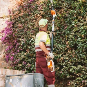 pack-cv-profesional-jardinero-optimizado-ats Jardinero profesional utilizando cortasetos para el mantenimiento de zonas verdes y jardines en Tenerife.