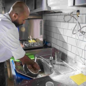 Modelo de currículum para Lavaplatos y Office de cocina en Tenerife, optimizado con palabras clave para superar filtros ATS en hoteles y grandes cocinas.
