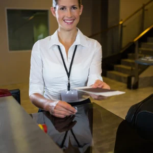 Modelo de currículum para Recepcionista de Hotel en Tenerife, optimizado para filtros ATS y enfocado en competencias lingüísticas y gestión hotelera.