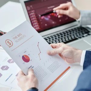 Vista profesional de un Analista de Datos Business Intelligence trabajando en un entorno tecnológico limpio para CV Profesional Tenerife.