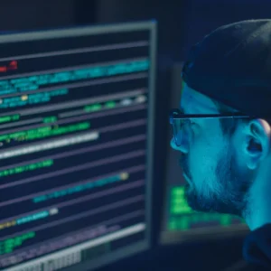 Consultor de Ciberseguridad analizando vulnerabilidades en tiempo real para CV Profesional Tenerife.