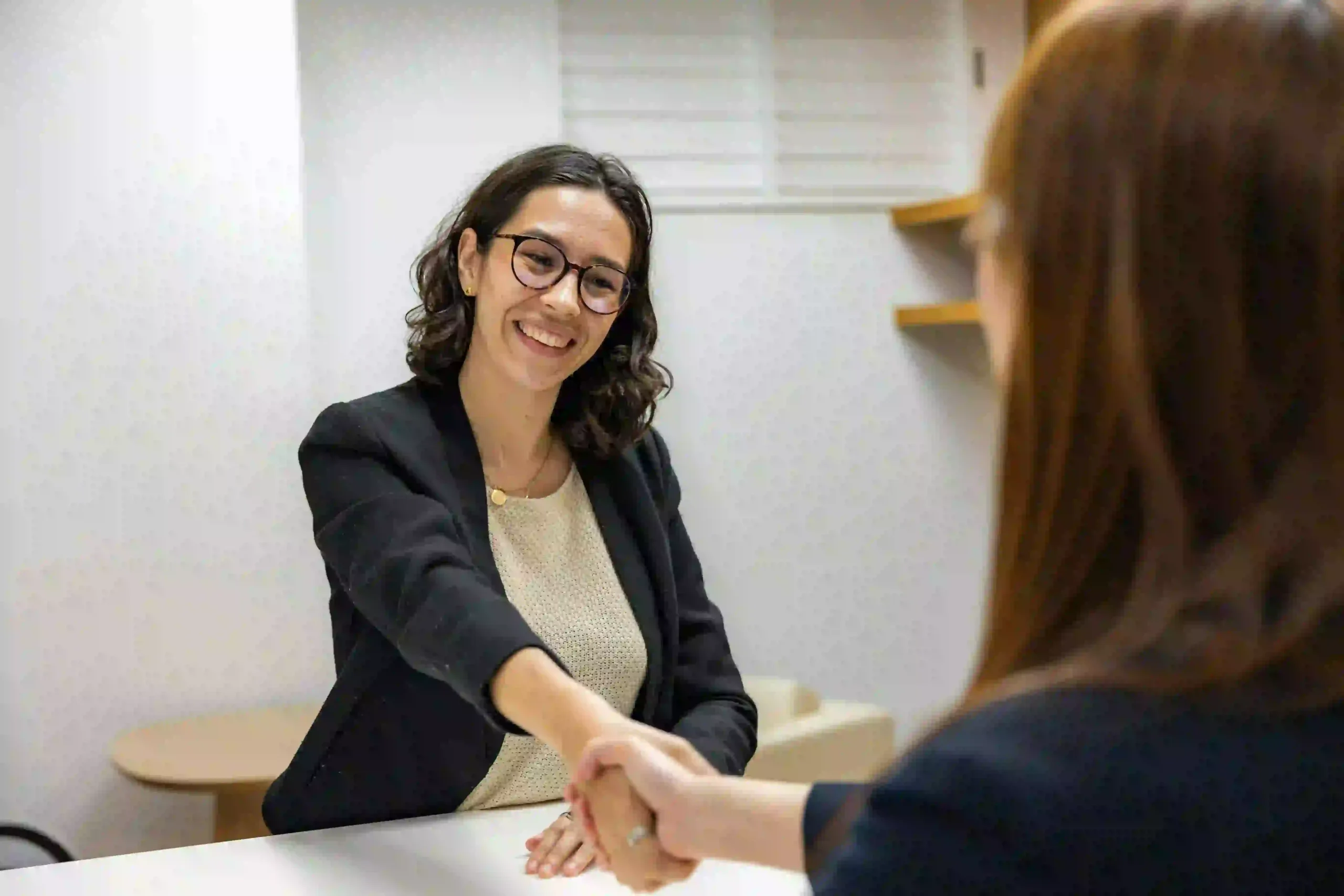 cv profesional tenerife exito entrevista.webp scaled | CV Profesional Tenerife™ Candidata profesional en una entrevista de trabajo exitosa gracias a CV Profesional Tenerife.