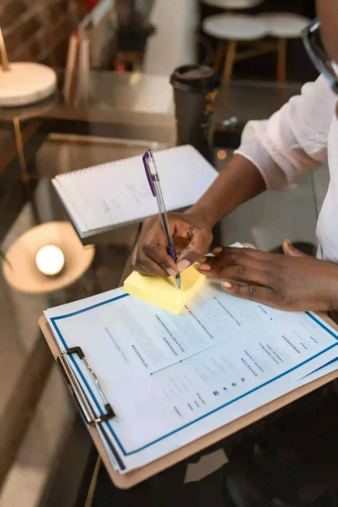 cv revision profesional candidaturas cv profesional tenerife | CV Profesional Tenerife™ Responsable de selección analizando un currículum profesional diseñado para superar filtros técnicos