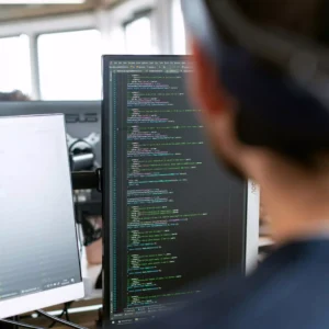 Especialista en Infraestructura IT trabajando en un centro de datos para CV Profesional Tenerife.