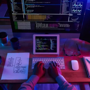 Primer plano técnico de un desarrollador de Backend o Full Stack trabajando en código durante la noche, ideal para el Ecosistema de Empleabilidad de CV Profesional Tenerife.