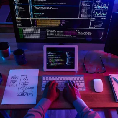 Primer plano técnico de un desarrollador de Backend o Full Stack trabajando en código durante la noche, ideal para el Ecosistema de Empleabilidad de CV Profesional Tenerife.